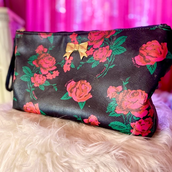 Betsey Johnson Faux Leather Floral Cosmetics Bag Medium Makeup Pouch Black/Red - Picture 4 of 8
